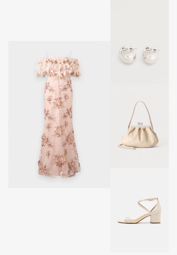 Robe rose claire bustier à épaules dénudées avec broderies florales, appliques de fleurs en 3D au niveau du décolleté, corsage ajusté et jupe fluide longue jusqu’au sol.; Sandales à talon bloc beiges présentant un design minimaliste, bout ouvert et une sangle de cheville ajustable avec une boucle dorée. Texture lisse.; Sac à main en cuir souple beige avec un fermoir en métal argenté, une bandoulière simple et une bandoulière chaîne optionnelle sur fond blanc.; Paire de boucles d'oreilles argentées brillantes et épaisses avec fermoirs à tige, sur fond blanc uni.