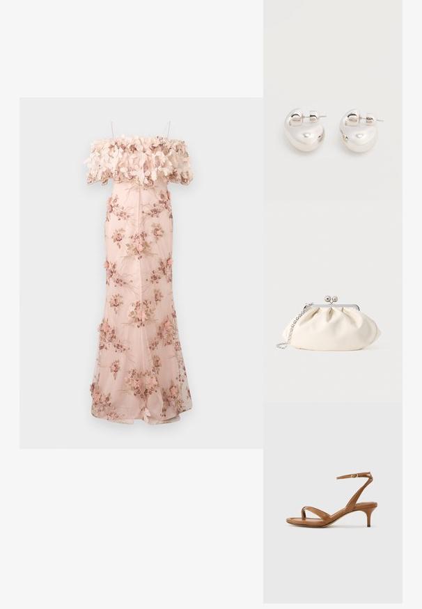Robe rose claire bustier à épaules dénudées avec broderies florales, appliques de fleurs en 3D au niveau du décolleté, corsage ajusté et jupe fluide longue jusqu’au sol.; Sandale en cuir marron avec lanières, talon bas en forme de petit escarpin et bride à la cheville avec une petite boucle, vue de côté sur un fond uni.; Pochette en tissu crème avec un design froncé, cadre en métal argenté, deux boules décoratives, et une bandoulière chaîne argentée.; Paire de boucles d'oreilles argentées brillantes et épaisses avec fermoirs à tige, sur fond blanc uni.