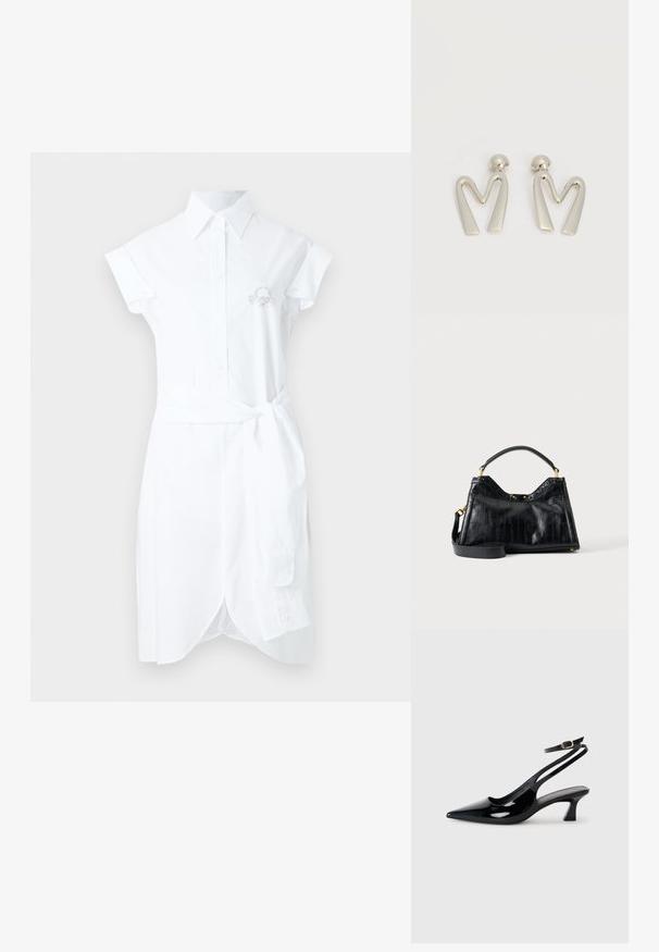 Robe chemise blanche en coton avec col, manches courtes et taille à nouer. Comprend une fermeture à boutons et un détail brodé sur la poitrine.; Escarpins à brides arrière en cuir verni noir, à bout pointu, avec un petit talon carré et une sangle de cheville ajustable dotée d'une boucle dorée.; Sac à main en cuir noir avec lignes verticales texturées, poignée courte, bandoulière longue amovible et détails métalliques dorés sur fond uni.; Paire de boucles d'oreilles en métal argenté en forme de lettre M angulaire avec des tiges arrondies sur fond blanc.