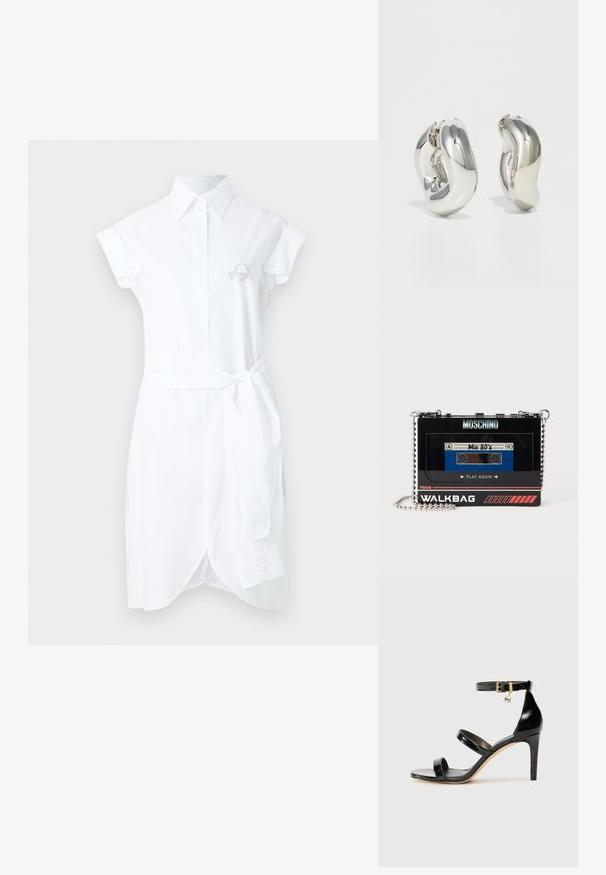 Robe chemise blanche en coton avec col, manches courtes et taille à nouer. Comprend une fermeture à boutons et un détail brodé sur la poitrine.; Sandale en cuir verni noir avec trois brides, boucle de cheville et talon aiguille de 10 cm. Présente un détail en métal doré et un charm logo.; Sac Moschino rectangulaire noir en forme de cassette vintage avec une bandoulière chaîne argentée et une étiquette de cassette "Mix 80's".; Boucles d'oreilles sculpturales en argent avec des formes douces et courbes et des surfaces réfléchissantes. Présentent un design de boucle fermée et une forme organique distincte.