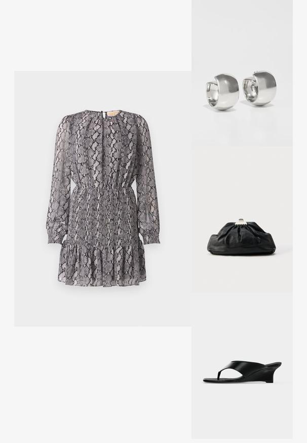 Kleid mit grauem und schwarzem Schlangenprint, langen Ärmeln, gesmoktem Taillenbereich und Volant-Saum. Verfügt über einen Schlüssellochverschluss am Rücken.; Schwarze Keilsandale aus Leder mit Zehensteg und offener Spitze, mit niedrigem, geschwungenem Absatz und schlankem, minimalistischem Design.; Schwarze Leder-Clutch mit geraffter Textur, Metallverschluss und dezentem, auf der Vorderseite geprägtem Logo. Abgerundete Form.; Uncommon Matters SCULPTURAL LARGE CREOLE - Ohrringe - silver-coloured