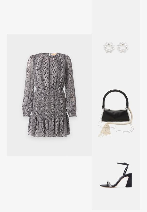 Vestido de estampado de serpiente en gris y negro con mangas largas, una cintura fruncida y un dobladillo con volantes. Presenta un cierre en la espalda con forma de ojo de cerradura.; Sandalia negra de tacón alto con correa en el tobillo y tira de strass brillante en los dedos, sobre fondo blanco.; Bolso de cuero negro con un asa redondeada, cremallera plateada, ribete de piel de oveja blanca, y un largo borlón crema unido a la parte delantera.; Pendientes circulares de metal, con múltiples piedras transparentes y facetadas dispuestas en un patrón brillante. Incoloras y reflectantes.