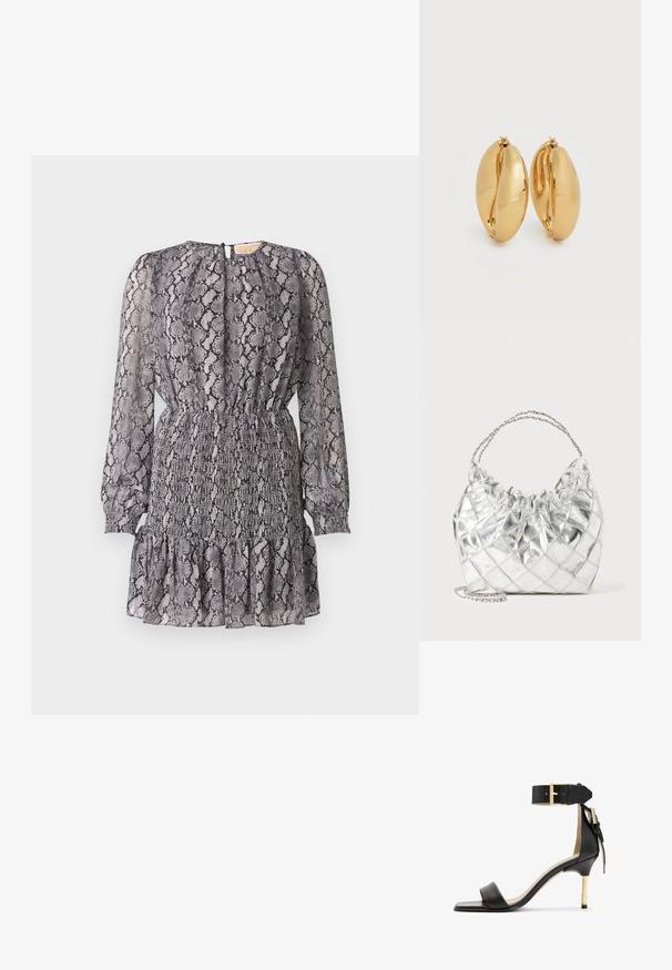 Kleid mit grauem und schwarzem Schlangenprint, langen Ärmeln, gesmoktem Taillenbereich und Volant-Saum. Verfügt über einen Schlüssellochverschluss am Rücken.; Schwarze Leder-Absatzsandale mit quadrater Zehenform, Fesselriemen mit einer goldenen Schnalle und einem schlanken, metallischen Absatz. Glatte Textur, minimalistisches Design.; Silberne metallische, gesteppte Handtasche mit gerafftem oberen Rand und doppelten Kettengriffen auf einem weißen Hintergrund.; Paar polierter Creolen in Goldoptik mit leicht ovalem, klobigem Design und Scharnierverschlüssen auf weißem Hintergrund.