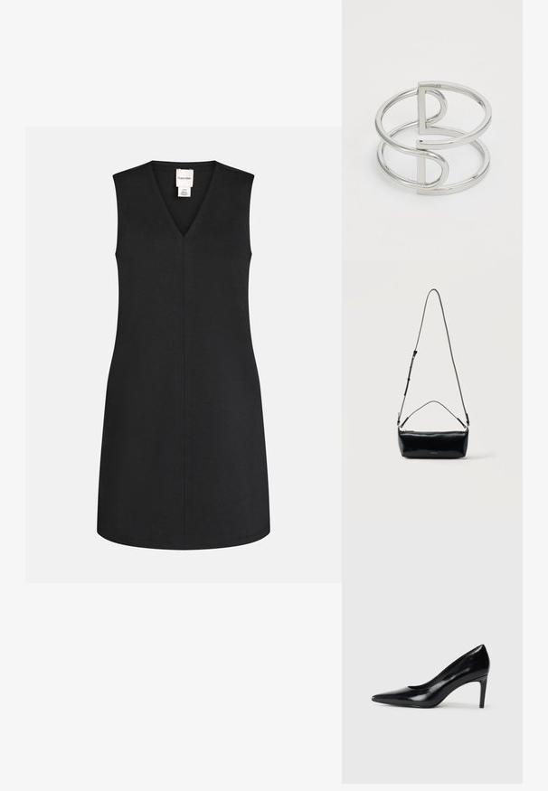Robe noire sans manches avec un col en V, coupe droite et couture centrale visible, avec une petite étiquette de marque blanche à l'intérieur de l'encolure.; Chaussure à talon haut en cuir noir avec un bout pointu, texture lisse et un talon effilé. Design minimaliste, sans embellissements supplémentaires.; Sac bandoulière rectangulaire en cuir noir avec bandoulière ajustable, fermeture éclair sur le dessus et petit logo Calvin Klein doré sur le devant.; Bracelet en métal argenté avec un design à double boucle, fini lisse et brillant, et un accent géométrique minimaliste.