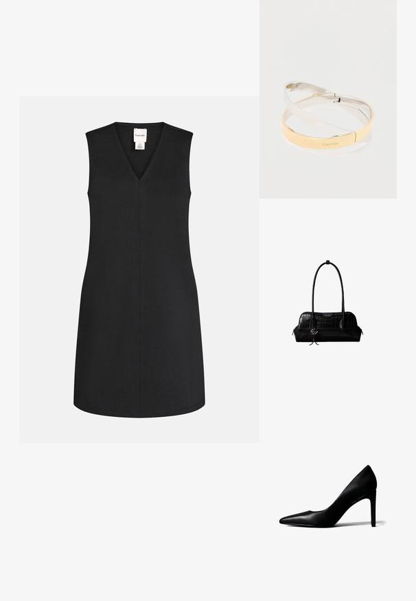 Robe noire sans manches avec un col en V, coupe droite et couture centrale visible, avec une petite étiquette de marque blanche à l'intérieur de l'encolure.; Chaussure à talon haut en cuir noir à bout pointu avec un talon aigu fin sur fond blanc.; Sac à épaule en cuir noir à texture crocodile, avec de longues sangles et un petit charm logo argenté sur une sangle.; Bracelets en métal poli entrelacés en tons argent et or, l'un gravé du logo "Calvin Klein", sur un fond blanc.