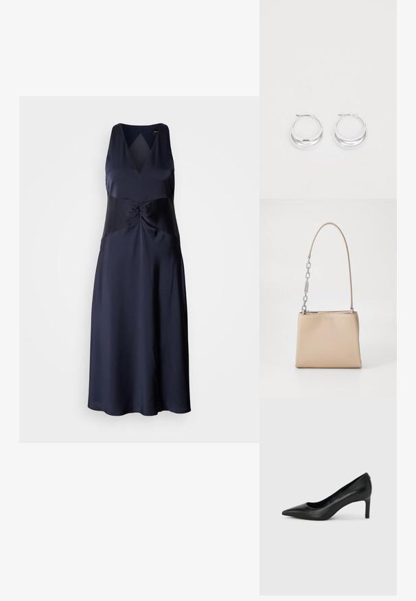 Navyblauw mouwloos satijnen jurk met een V-halslijn, gedraaide taille-detail en vloeiende A-lijn silhouet. Gladde, glanzende textuur.; Zwarte leren pumps met een spits toelopende neus en een slanke, middelhoog hak, afgebeeld tegen een effen lichtgrijze achtergrond.; Beige leren handtas met een gladde textuur, voorzien van een zilveren kettingaccent op het handvat en een ritssluiting. "HUGO" is op de voorkant hotstempeld.; Zilveren creolen met een gepolijste afwerking en DKNY-branding, weergegeven tegen een effen witte achtergrond.