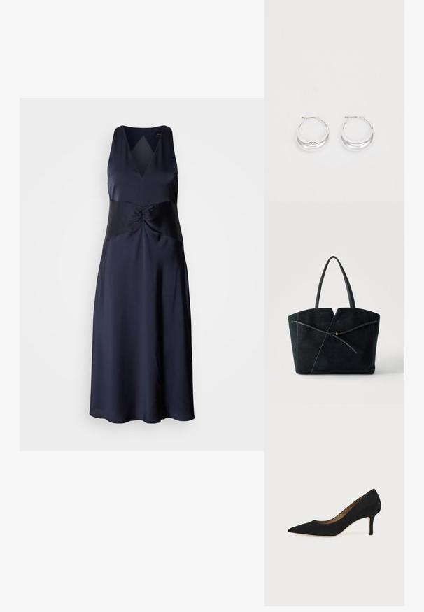 Navyblauw mouwloos satijnen jurk met een V-halslijn, gedraaide taille-detail en vloeiende A-lijn silhouet. Gladde, glanzende textuur.; Zwarte suède pumps met spitse neus, een slanke middenhoge naaldhak en een laag uitgesneden ontwerp op een effen achtergrond.; Zwarte suède tote tas met twee dunne leren handvatten en een gevlochten leren koord dat aan de voorkant in een knoop is gebonden.; Zilveren creolen met een gepolijste afwerking en DKNY-branding, weergegeven tegen een effen witte achtergrond.
