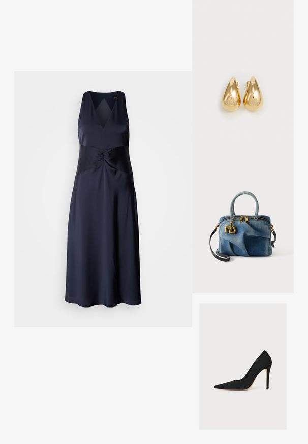 Navy-blaues ärmelloses Kleid aus Satin mit V-Ausschnitt, gedrehtem Oberteil und fließender A-Linie-Silhouette. Glatte, glänzende Textur.; Schwarzer, spitz zulaufender Stiletto-Pump mit dünnem Absatz, seitlich auf weißem Hintergrund fotografiert.; Blaue Denim-Handtasche mit oberen Griffen, goldenem Reißverschluss, goldfarbenen Buchstabenanhängern und schwarzem abnehmbarem Schulterriemen auf weißem Hintergrund.; Goldfarbene Metallohrringe in Tropfenform, mit einer glänzenden, glatten Oberfläche und dem eingravierten "LIU JO"-Logo auf einer Seite.