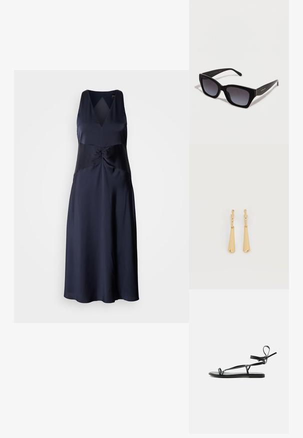 Navy-blaues ärmelloses Kleid aus Satin mit V-Ausschnitt, gedrehtem Oberteil und fließender A-Linie-Silhouette. Glatte, glänzende Textur.; Schwarze flache Sandale mit dünnen Riemen und einem Knöchelwickeldesign auf schlichtem hellem Hintergrund.; Schwarze Cateye-Sonnenbrille mit verlaufenden dunklen Gläsern und goldenem Coach-Logo am Bügel, vor einem schlichten weißen Hintergrund.; Ohrhänger in Gold-Ton mit glatten, länglichen Tropfenanhängern, die an kleinen Creolenverschlüssen hängen, auf weißem Hintergrund.
