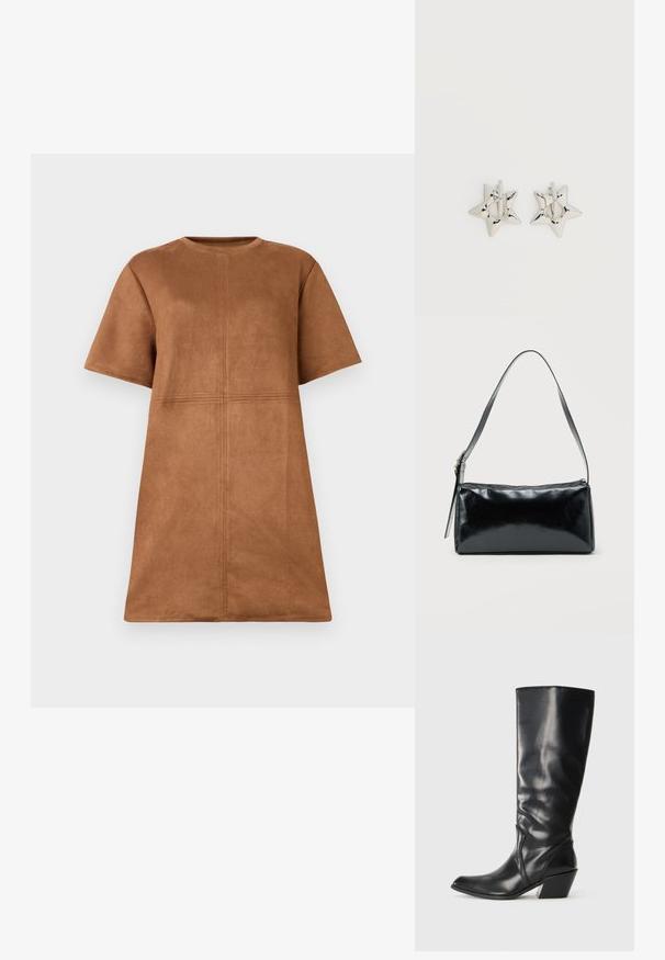 Braunes Wildleder-Kleid mit kurzen Ärmeln und Rundhalsausschnitt, mit vertikalen und horizontalen Nahtdetails auf der Vorderseite.; Schwarze Leder-Stiefel bis zum Knie mit spitzem Zeh, angularer Ferse und glatter Textur. Verfügt über einen dezenten gesteppten Akzent an der Seite.; Schwarze rechteckige Schultertasche mit einem verstellbaren Riemen und einem oberen Reißverschluss vor einfachem Hintergrund.; Silberne, sternförmige Creolen mit einer glatten, polierten Oberfläche auf weißem, schlichtem Hintergrund.