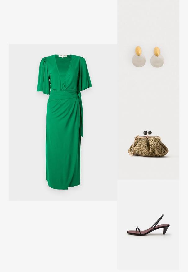 Groene wikkeljurk van een gladde, lichte stof. Heeft een V-hals, korte pofmouwen en een gestrikt middel voor een gedefinieerde silhouet.; Zwarte haksandalen met dunne banden en een kleine decoratieve gesp. De binnenzool heeft een contrasterende bordeauxrode kleur en de hak is slank en conisch.; Kleine clutch tas met goud-zwart geometrisch patroon, goudkleurig metalen frame, zwarte bolsluiting en een korte gouden kettingband.; Gouden en zilveren metalen oorbellen met een ronde schijfbasis en een ovale bovenstuk, gladde textuur en gepolijste afwerking.