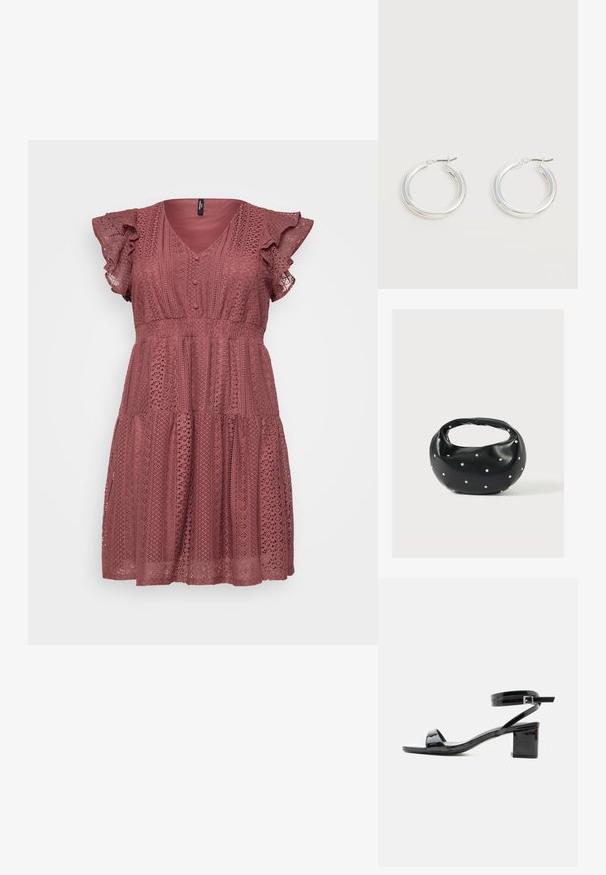 Roze jurk met een V-hals, korte geraffineerde mouwen, knoopdetails en een gelaagde rok met een kantachtige patroon.; Zwarte lakleren sandaal met blokhak, open teen en enkelbandje met gesp, gezien van opzij tegen een witte achtergrond.; Zwarte leren handtas met een afgeronde vorm, versierd met zilveren studs, en een korte handgreep. Gladde textuur en ritsluiting.; Een paar middelgrote glanzende zilveren oorringen met dunne metalen sluitingen op een lichte neutrale achtergrond.