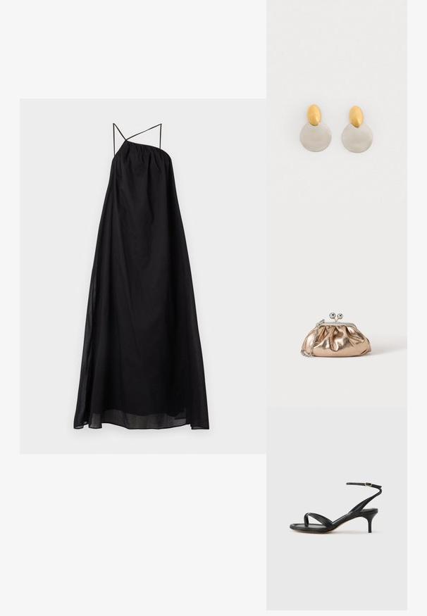 Zwarte maxi-jurk met een vloeiende silhouette, gemaakt van lichtgewicht stof. Heeft kruislings gespen en een geplooide, elastische halslijn.; Zwarte leren dames sandaal met dunne bandjes, een teengreep, een enkelgesp en een stilettohak van gemiddelde hoogte op een neutrale achtergrond.; Kleine gouden metallic clutch met zilveren sluiting en kettingriem op een effen lichte achtergrond.; Gouden en zilveren metalen oorbellen met een ronde schijfbasis en een ovale bovenstuk, gladde textuur en gepolijste afwerking.