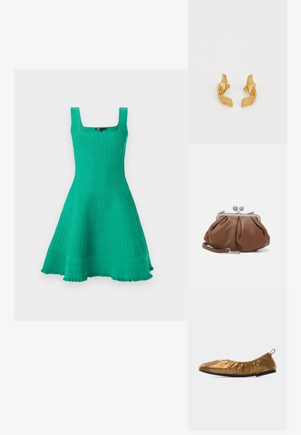 Robe turquoise sans manches, longueur genou, en maille côtelée, avec un décolleté carré, un bustier ajusté, une jupe évasée et un ourlet à volants.; Ballerine en métal doux doré avec haut élastique froncé et semelle noire, vue de côté sur fond blanc.; Weekend Max Mara PRATI - Pochette - cuoio; Boucles d'oreilles dorées au design de feuille torsadée, ornées de petits pierres scintillantes, et maintenues par un fermoir à tige.