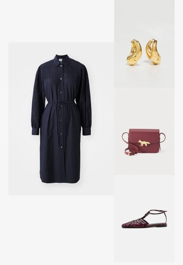 Navyblaues langärmliges Kleid mit Kragen, Knopfleiste auf der Vorderseite und strukturiertem gesticktem Stoff an den Ärmeln, ausgestattet mit einem Taillengürtel.; Bordeauxfarbene flache Sandale mit geflochtenem Lederdesign, spitzer Spitze und Fußgelenkriemen mit Schnallenverschluss vor weißem Hintergrund.; Kleine dunkelrote Leder-Umhängetasche mit goldfarbenem, fuchsförmigem Verschluss und verstellbarem Riemen vor einfarbigem Hintergrund.; Goldene Creolen mit einer glatten, geschwungenen Form und polierter Oberfläche. Mit einem Verschlussmechanismus und leichten Einkerbungen für Details.