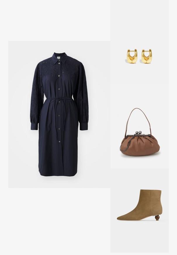 Navyblaues langärmliges Kleid mit Kragen, Knopfleiste auf der Vorderseite und strukturiertem gesticktem Stoff an den Ärmeln, ausgestattet mit einem Taillengürtel.; Beiger Wildleder-Stiefelette mit spitzem Zehenbereich und niedrigem, rundem Holzabsatz auf weißem Hintergrund.; Braune Leder-Handtasche mit gerafftem Design, einem kurzen Ledergriff und einem Kettenriemen. Sie verfügt über einen silbernen Metallverschluss mit zwei runden Akzenten.; Goldene Creolen mit einem schlanken, abgerundeten Design. Sie verfügen über eine hohle Mitte und eine glänzende Oberfläche, die moderne Stile ergänzen.