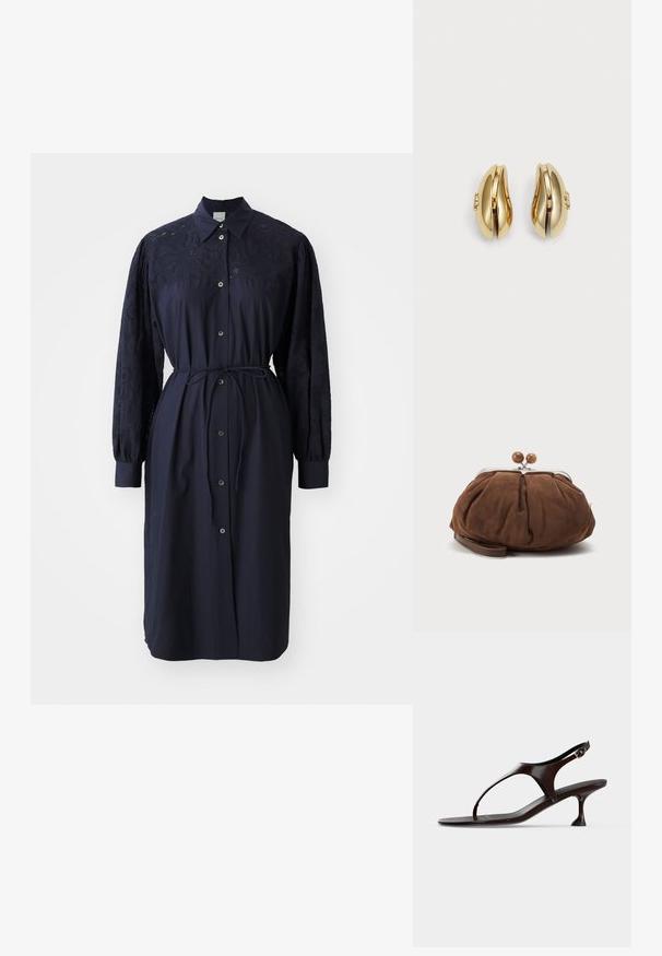 Navyblaues langärmliges Kleid mit Kragen, Knopfleiste auf der Vorderseite und strukturiertem gesticktem Stoff an den Ärmeln, ausgestattet mit einem Taillengürtel.; Dunkelbraune Lackleder-Slingback-Sandale mit kittenabsatz und Zehensteg auf weißem Hintergrund.; Weiche braune Wildleder-Handgelenktasche mit silbernem Metallrahmen und runden braunen Verschlusskugeln auf schlichtem hellem Hintergrund.; Goldfarbene Ohrringe mit fließendem, geschwungenem Design. Jeder Ohrring hat eine glatte Oberfläche und einen kleinen Verschluss mit einem dekorativen Detail.