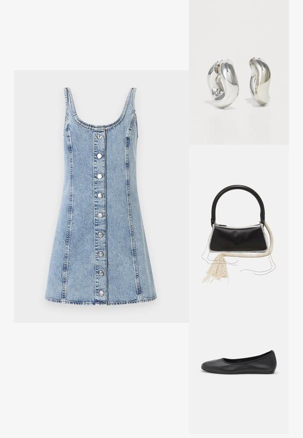 Denimkjole med en dyb udskæring og tynde stropper. Lys blå stof, A-formet, med frontknapper og synlige syninger.; Sort læderballetsko med rund tå, glat tekstur, minimal syning og et fleksibelt såldesign.; Sort lædertaske med et afrundet håndtag, sølv lynlås, hvid pelskant og en lang cremet kvast hæftet på forsiden.; Sølvskulpturelle øreringe med glatte, buede former og reflekterende overflader. Har et lukket hoop-design og en markant organisk form.