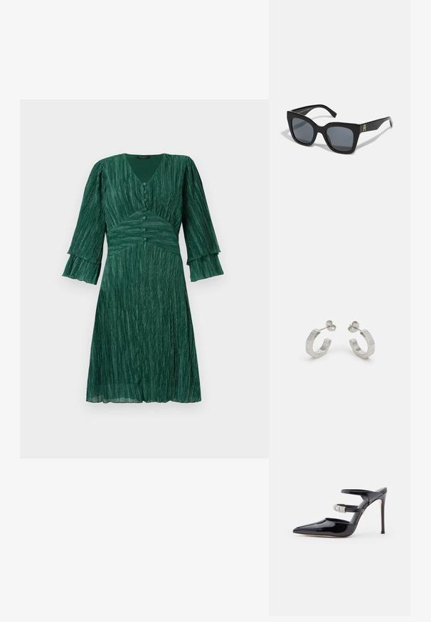 Vestido verde con pliegues, escote en V, cierre de tres botones y mangas acampanadas. Hecho de un material texturizado, tiene una cintura ajustada y una falda fluida.; Mule de charol negro de tacón alto con punta afilada, dos correas sobre el pie, una decorada con rhinestones, sobre un fondo blanco.; Gafas de sol negras con una forma cuadrada audaz, que cuentan con lentes oscuros y un acento de logo dorado en una de las varillas. Fabricadas en material plástico brillante.; Pendientes aros de metal plateado con un diseño texturizado, que cuentan con un pequeño respaldo de clip y una marca en uno de los aros. Forma redondeada con un acabado pulido.