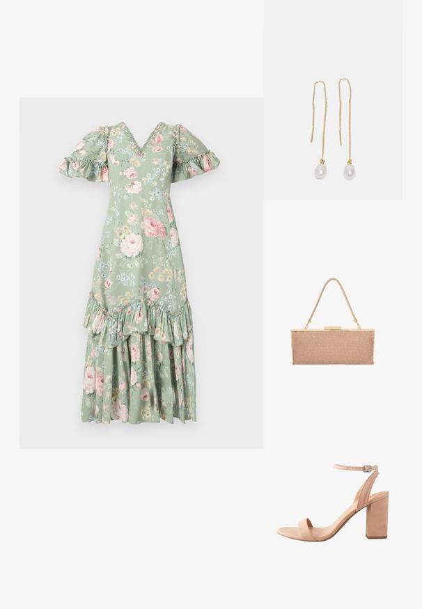 Floral maxi-jurk in zacht groen met een V-hals, pofmouwen, ruches en een gelaagde zoom. Bevat roze rozen en kleine blauwe bloemen.; Lichtroze suède hakken sandaal met een enkelbandje, open teen en een blokhak. Heeft een zachte textuur en een minimalistisch ontwerp.; Metalen roségouden clutch tas met een gestructureerd gaasoppervlak, goudkleurige hardware en een dunne, gevlochten schouderriem.; Gouden metalen druppel oorbellen met lange kettingelementen waaraan aan de uiteinden twee witte parelpendels hangen. De parels hebben een gladde, ronde vorm.