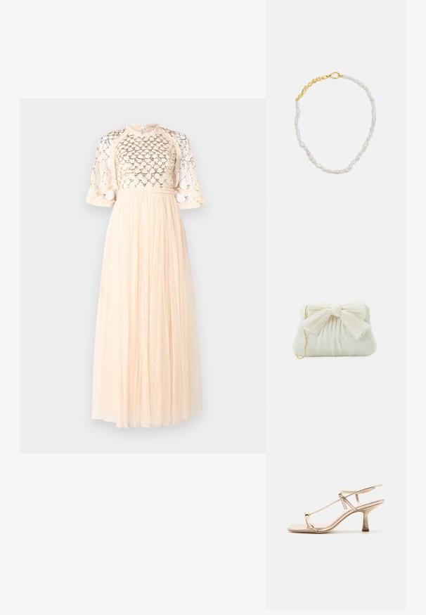 Robe maxi en pêche pâle avec un corsage en dentelle texturée, des manches bouffantes courtes et une jupe fluide ornée de petits motifs en pointillés.; Sandale dorée à lanières avec petit talon kitten, bride de cheville réglable et boucle pour l'orteil sur fond clair uni.; Sac à main plissé blanc avec un nœud proéminent et une chaîne dorée. Texture douce avec un design froncé à l'avant.; Collier de perles en baroque blanches irrégulières avec des éléments en métal doré. Équipé d'un fermoir à lobster sécurisé.