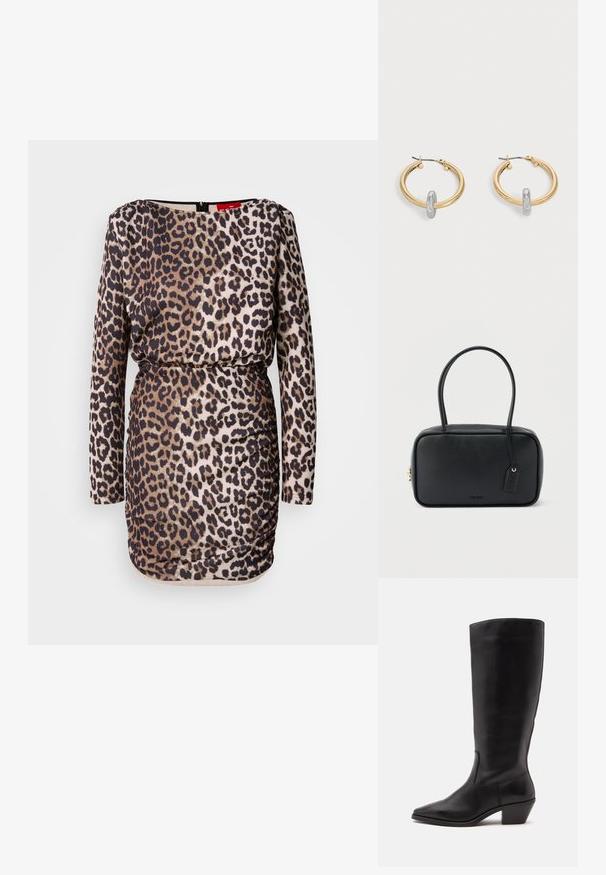 Leopardenmusterkleid mit langen Ärmeln, rundem Ausschnitt, Rüschendetails und taillierter Silhouette. Hergestellt aus glattem, elastischem Stoff.; Schwarzer Lederstiefel bis zur Wade mit spitzer Spitze und niedrigem schrägem Absatz vor einfachem hellem Hintergrund.; Schwarze rechteckige Handtasche mit doppelten, abgerundeten Griffen, goldfarbenem Reißverschluss und geprägtem „HUGO“-Logo auf der Vorderseite sowie angebrachtem Lederanhänger.; Paar goldfarbene Creolen mit kleinem silberfarbenem Schlaufen-Detail an jeder, vor hellem grauem Hintergrund präsentiert.