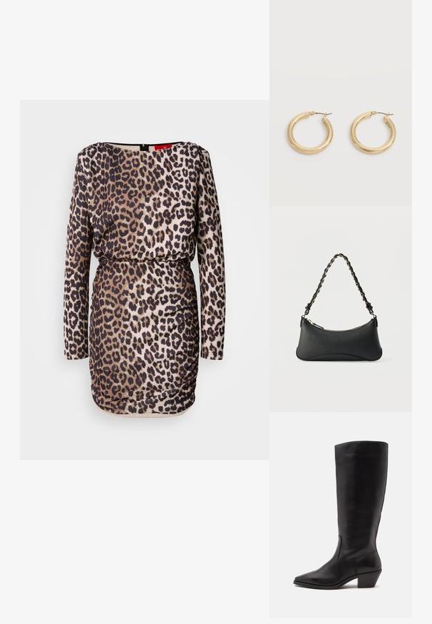 Leopardprint jurk met lange mouwen, ronde halslijn, geplisseerde details en een aangesloten silhouet. Gemaakt van glad, rekbaar materiaal.; Zwarte leren laars tot half op de kuit met een puntige neus en een lage schuine hak op een effen lichte achtergrond.; Zwarte lederen schoudertas met een gebogen rechthoekige vorm, gouden ketting verweven in een gevlochten zwarte band, en een ritssluiting bovenop.; Een paar glanzende gouden dikke creolen met metalen pinnen op een lichtgrijze achtergrond.