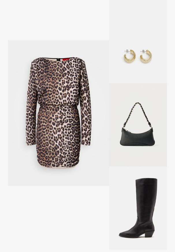 Leopardprint jurk met lange mouwen, ronde halslijn, geplisseerde details en een aangesloten silhouet. Gemaakt van glad, rekbaar materiaal.; Zwarte leren laars tot half op de kuit met een puntige neus en een lage schuine hak op een effen lichte achtergrond.; Zwarte lederen schoudertas met een gebogen rechthoekige vorm, gouden ketting verweven in een gevlochten zwarte band, en een ritssluiting bovenop.; Gouden creolen met een gestructureerd oppervlak en een gepolijste afwerking. Ontworpen in een ronde vorm met een veilige post-sluiting.