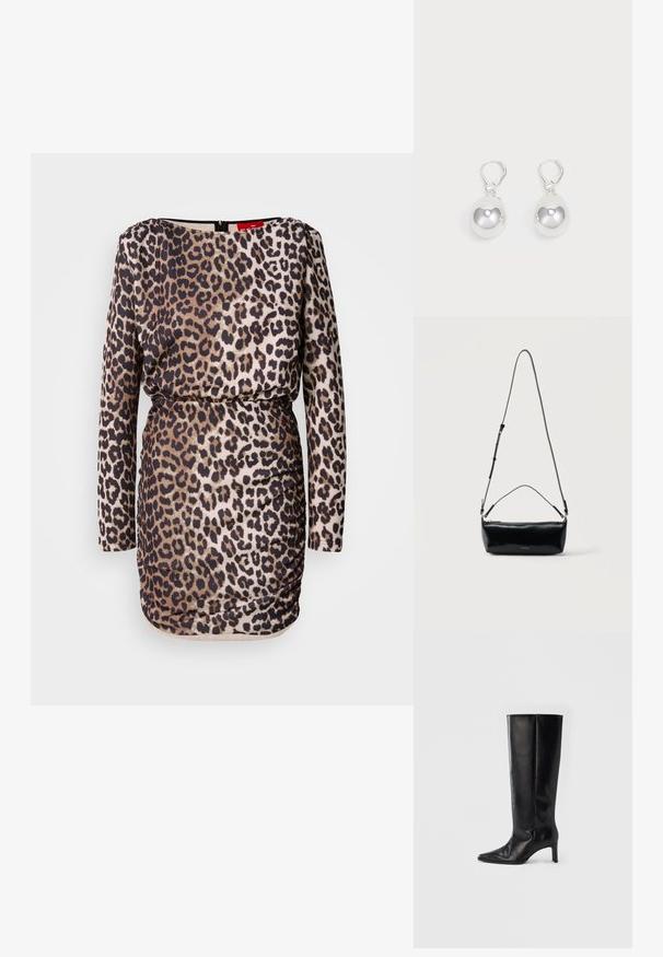 Leopardenmusterkleid mit langen Ärmeln, rundem Ausschnitt, Rüschendetails und taillierter Silhouette. Hergestellt aus glattem, elastischem Stoff.; Schwarze kniehohe Stiefel aus glattem Leder, mit spitzer Zehenpartie und schlankem Absatz, ausgestattet mit einem anliegenden Schaft und minimalistischem Design.; Schwarze rechteckige Leder-Umhängetasche mit verstellbarem Schulterriemen, Reißverschluss oben und kleinem goldfarbenem Calvin Klein-Logo vorne.; Silberne Tropfenohrringe mit glatten, runden, reflektierenden Oberflächen, die an Hakenverschlüssen hängen. Der Hintergrund ist reinweiß.