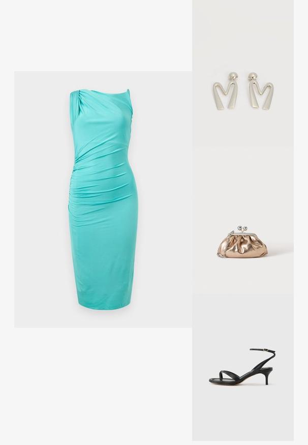 Robe midi turquoise sans manches avec fronces plissées d'un côté et un décolleté asymétrique léger.; Sandale pour femme en cuir noir avec fines lanières, une boucle d'orteil, une boucle à la cheville et un talon aiguille de hauteur moyenne sur un fond neutre.; Petit sac pochette métallique dorée avec fermoir argenté et chaîne sur un fond clair uni.; Paire de boucles d'oreilles en métal argenté en forme de lettre M angulaire avec des tiges arrondies sur fond blanc.