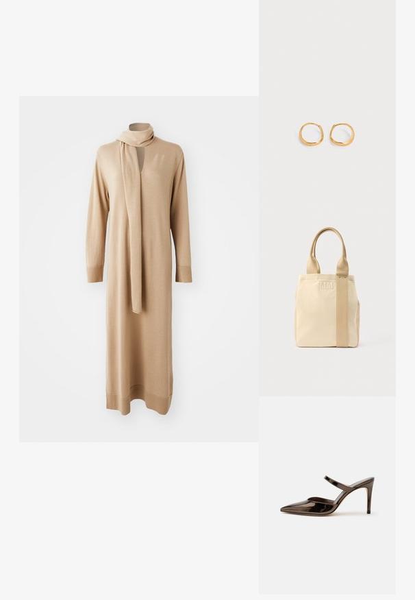 Vestido de punto beige con mangas largas, escote en V y bufanda adjunta. Silueta recta y puños acanalados; textura suave con detalles mínimos.; Mule de tacón alto de punta estrecha de color marrón oscuro brillante con una tira delgada sobre el empeine sobre un fondo blanco liso.; Bolsa tote de lona beige con asas de cuero a juego y correa vertical, con relieve "MM" en el frente.; Par de pequeños pendientes de aro de oro pulido con una forma ligeramente irregular y redondeada sobre un fondo claro y liso.