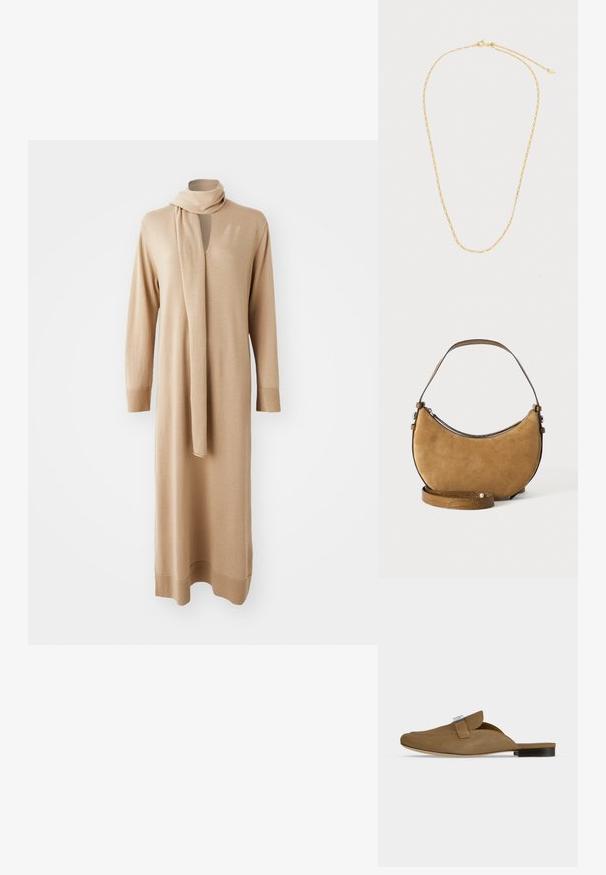 Vestido de punto beige con mangas largas, escote en V y bufanda adjunta. Silueta recta y puños acanalados; textura suave con detalles mínimos.; Zapato mule marrón de ante sin cordones con puntera puntiaguda, detalle de hebilla plateada y tacón plano negro sobre fondo blanco.; Bolso de mano en ante marrón con forma de media luna, con un asa única y una correa de hombro adicional desmontable con textura y un pequeño detalle de perla.; Collar delicado de cadena fina de oro con eslabones pequeños y cierre de anilla de resorte, colocado plano sobre un fondo blanco.