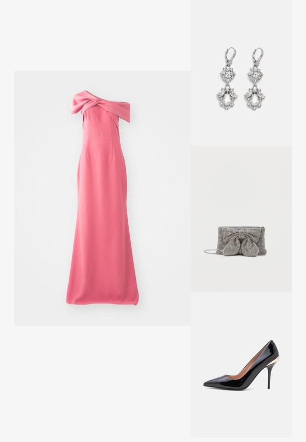 Lang pink kjole med off-the-shoulder design, der har en knyttet detalje ved udskæringen og en glat, svævende stof.; Sort laklæder pumps med spids tå, tynd stilet hæl og en gulddetalje nær hælkappen.; Glitrende grå håndtaske med en tekstureret overflade, der har en stor sløjfe-accent på forsiden og en kædrem. Kompakt rektangulær form.; Sølvfarvede øreringe med flere klare krystalgemstones i dråbe- og marquiseformer, med låse med bøjlestik og detaljeret udsmykning.