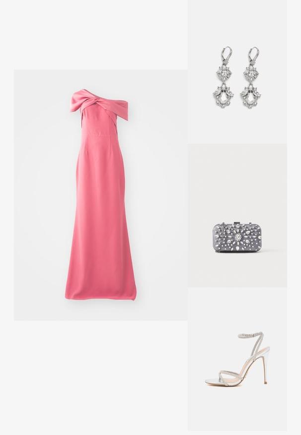 Lange roze jurk met een off-the-shoulder ontwerp, met een knoopdetail bij de halslijn en een gladde, vloeiende stof.; Zilveren hoge hakken sandaal met dunne bandjes, versierd met strass steentjes, met een slank ontwerp en een spitse neus.; Kleine rechthoekige donkergrijze clutch versierd met heldere strass-steentjes in een uitstralend patroon en een zilveren kettingband.; Zilverkleurige oorbellen met meerdere heldere kristalgesteenten in druppel- en marquisevormen, met sluitingen met een leversysteem en ingewikkelde details.