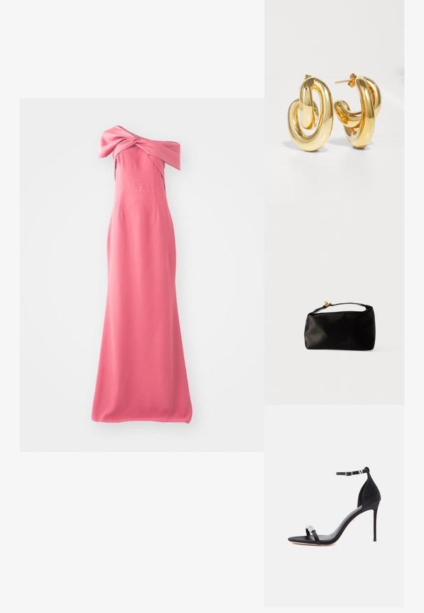 Lang pink kjole med off-the-shoulder design, der har en knyttet detalje ved udskæringen og en glat, svævende stof.; Sort satin højhælet sandal med en slank rem, ankelspænde og dekorativ rhinsten-detalje på tåremmen.; Sort satinpung med en afrundet form, et håndtag i toppen og en guldaccentlås. Glat tekstur med et minimalistisk design.; Charlotte Chesnais BO INITIAL BLOW - Øreringe - gold-coloured