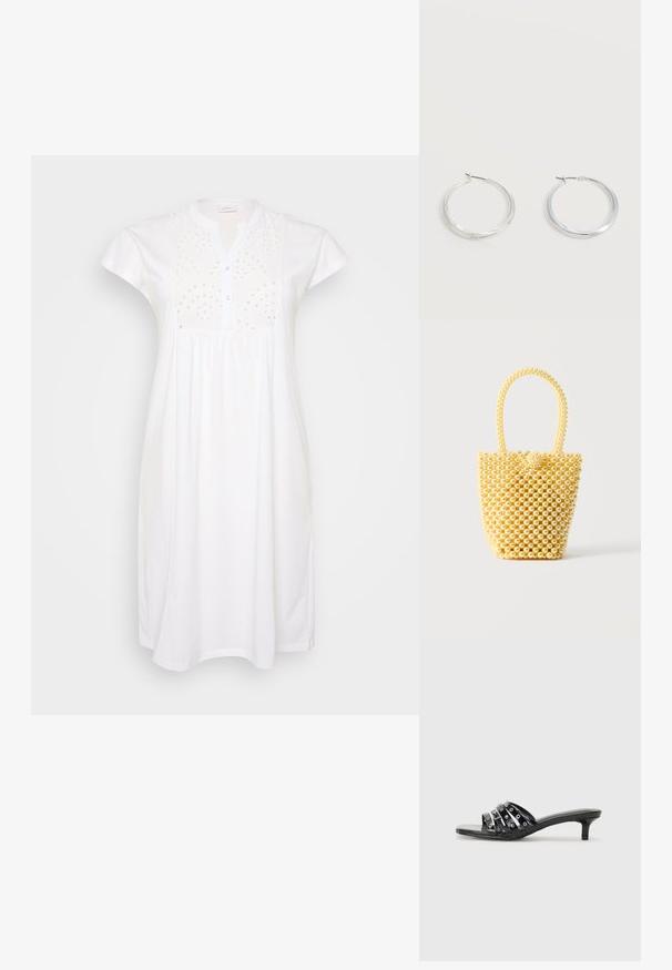 Witte katoenen jurk met korte mouwen, knoopsluiting en geborduurde gaatjesdetails op het lijfje. Glad textuur, losse pasvorm.; Zwarte hoge sandaaltjes met meerdere glanzende banden en metallic accenten, met een puntige neus en bescheiden kitten heels. Gladde textuur.; Kleine handtas in emmerstijl gemaakt van glanzende crèmekleurige kralen met een lusvormige kralenhendel en decoratieve kralenknoopsluiting.; Zilverkleurige metalen creolen oorbellen met een glad, licht gebogen oppervlak en sluitingen met haaksluiting op een effen witte achtergrond.