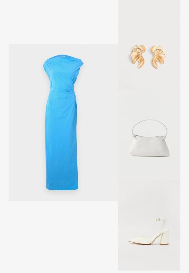 Langes blaues Kleid mit gerafftem Ausschnitt, taillierter Passform und fließendem Rock, gefertigt aus einem glatten Stoff.; Weißer sandal mit Absatz und spitzem Zehenbereich, verstellbarem Knöchelriemen und chunky quadratischem Absatz. Glatte Textur mit minimalen Nähdetails.; Weiße gewebte Lederhandtasche mit abgerundetem Griff und verknoteten Riemenenden, vor schlichtem Hintergrund präsentiert.; Paar abstrakt geformte glänzende goldene Metallohrringe mit gebogenem, gerafftem Design auf hellgrauem Hintergrund.