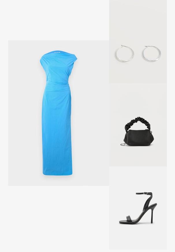 Lang blauwe jurk met een gedrapeerde halslijn, een aansluitende taille en een vloeiende rok van een gladde stof.; Zwarte hoge hakken sandaal met een slanke enkelband en twee voorste banden. Gemaakt van soepel leer met een slanke puntneus en een stiletteloze hak.; Zwarte handtas met een ronde vorm, gemaakt van glad materiaal. Voorzien van een zachte, geplooide hengsel en een metalen kettingschouderband voor veelzijdigheid.; Zilverkleurige metalen creolen oorbellen met een glad, licht gebogen oppervlak en sluitingen met haaksluiting op een effen witte achtergrond.