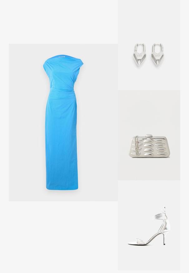 Longue robe bleue avec un décolleté drapé, une taille cintrée et une jupe fluide en tissu lisse.; Sandale à talon haut argentée avec fines brides, tour de cheville et talon aiguille fin sur fond blanc uni.; Pochette rectangulaire argentée avec motifs ovales en relief sur le devant et une chaîne argentée drapée sur un coin, sur un fond uni.; Cadenas en forme de cœur en argent avec les inscriptions gravées "OUI" et "NON", finition polie, design symétrique et un robuste fermoir en métal.