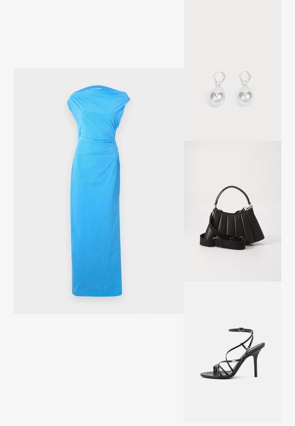 Lang blauwe jurk met een gedrapeerde halslijn, een aansluitende taille en een vloeiende rok van een gladde stof.; Zwarte hoge hakken sandaal met dunne banden, een enkelgesp, een gladleren oppervlak en een slanke stilettohak.; Zwarte geplooide handtas met een ronde handgreep, verstelbare schouderriem en glanzende textuur. Heeft zilveren hardware en een gestructureerde silhoutte.; Zilveren druppeloorbellen met gladde, ronde, reflecterende oppervlakken die hangen aan klapring-sluitingen. Achtergrond is puur wit.