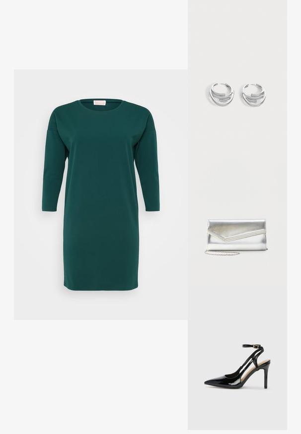 Mørkegrøn, knælang kjole lavet af blødt stof. Har en rund halsudskæring og trekvartærmer med en løs pasform og ingen synlige mønstre.; Sorte laklæder højhælede slingback-sko med spids tå, justerbar ankelrem og åben sider. Glat tekstur.; Skinnende sølv clutch taske med kuvertlåg og dekorativ kant, lille sølvkæde, på ensartet lys baggrund.; Par polerede sølv hoops øreringe med lagdelt, buet stangdesign på en ensartet lys baggrund.