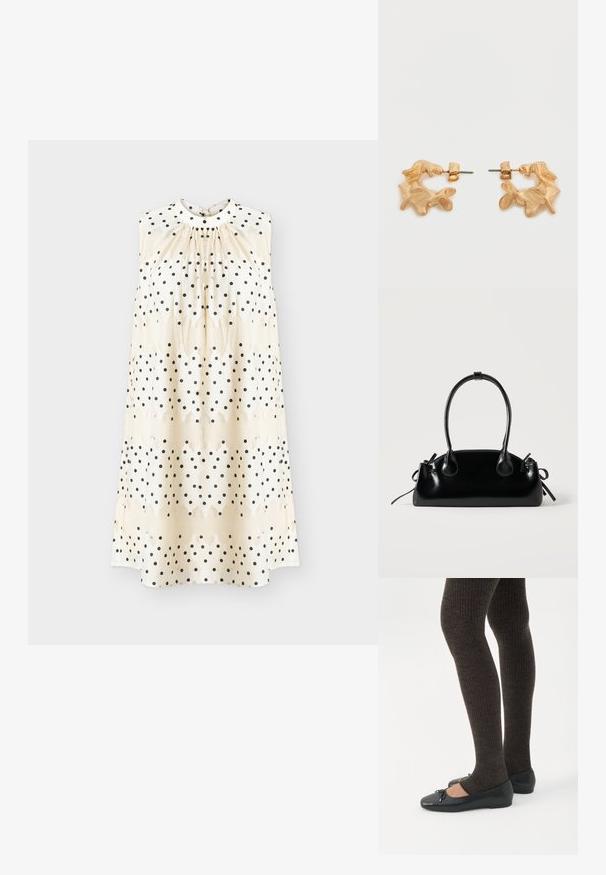 Robe crème sans manches à pois noirs, encolure froncée et silhouette droite et ample.; Jambes portant des leggings côtelés foncés associés à des ballerines noires avec de petits détails en nœud sur fond blanc.; Petit sac à main noir brillant avec deux longues anses et des détails à cordon sur les côtés sur un fond clair uni.; Boucles d'oreilles dorées avec une forme abstraite et organique, présentant une surface texturée et une fermeture à poussette.