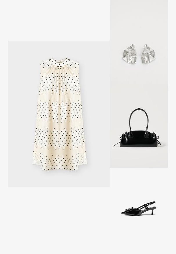 Robe crème sans manches à pois noirs, encolure froncée et silhouette droite et ample.; Talons aiguilles en cuir verni noir avec un bout pointu, un détail en nœud à l'avant et un petit talon stiletto. Les brides sont équipées de boucles ajustables.; Petit sac à main noir brillant avec deux longues anses et des détails à cordon sur les côtés sur un fond clair uni.; Boucles d'oreilles en métal argenté avec un design ondulé et sculptural, présentant une finition polie et des formes irrégulières, mettant en valeur une esthétique contemporaine.