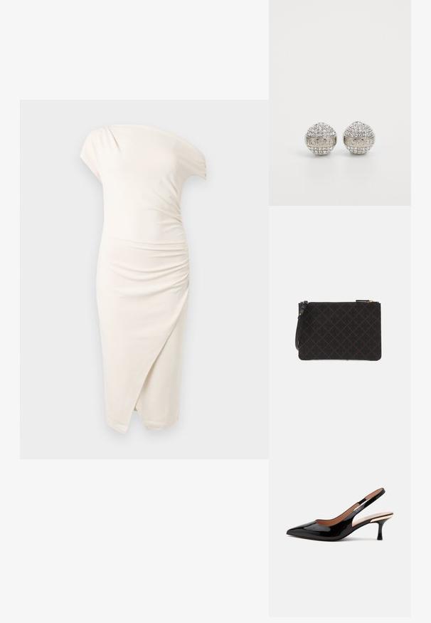 Robe crème clair, longueur genou, à une épaule avec manche courte, détails froncés et jupe portefeuille asymétrique à l'avant.; Escarpin slingback en cuir verni noir avec bout pointu et petit talon kitten sur fond blanc uni.; Boucles d'oreilles rondes dotées d'un bandeau argenté avec du texte en relief, ornées de multiples cristaux transparents créant une surface scintillante.; Pochette noire texturée avec un motif en diamants, dotée d'une fermeture éclair et d'une bandoulière amovible. Accents en or sur la fermeture éclair.