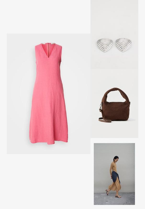 Ärmelloses, knielanges Kleid aus kräftigem rosa Leinen. Mit V-Ausschnitt und einem Reißverschluss in der Mitte hinten, das ein glattes, strukturiertes Stofffinish aufweist.; Frau geht in einem langen beigen Kleid und schwarzen Sandalen, mit einem dunklen Pullover, der um ihre Taille gebunden ist, vor einem geschlossenen Rollladenhintergrund.; Braune gewebte Handtasche mit rundem Griff, silberner Hardware und verstellbarem Riemen. Verfügt über einen Reißverschluss und eine strukturierte Oberfläche.; Ohrringe in Silberoptik mit einem wellenförmigen, strukturierten Design, das wie überlappende Halbmonden geformt ist; die polierte Oberfläche verstärkt die reflektierenden Eigenschaften.