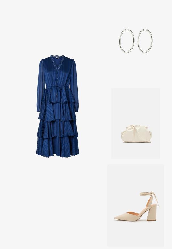 Langärmliges Kleid in Dunkelblau mit V-Ausschnitt, Knopfverschluss und gestuften Rüschen. Hergestellt aus strukturiertem Stoff mit vertikalen Streifen.; Beige Highheel mit spitzem Zeh, Knöchelriemen und breitem Blockabsatz. Glattes, synthetisches Material mit matter Oberfläche.; Weiche, cremefarbene Leder-Clutch mit gerafftem Design und einem dünnen Schulterriemen, der vorne auf einem schlichten Hintergrund liegt.; Silberne Creolen mit einer glatten, polierten Oberfläche. Runde Form, leichtes Design und mit einem sicheren Verschlussmechanismus ausgestattet.