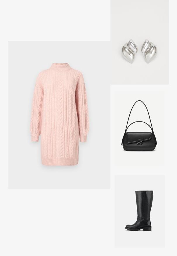 Weiches pinkfarbenes Strickkleid mit langen Ärmeln sowie einem gerippten Stehkragen, Saum und Bündchen auf weißem Hintergrund.; Hoher schwarzer Lederstiefel mit niedrigem Blockabsatz und abgerundeter Spitze, glattes Obermaterial mit minimaler Naht auf einfarbigem Hintergrund.; Schwarze Lederhandtasche mit abgerundeten Kanten, asymmetrischem Überschlag, metallfarbenem runden Verschluss und kurzen sowie langen Schulterriemen.; Silberne Ohrringe mit einer organischen, abstrakten Form. Glatte, glänzende Oberfläche mit einem konischen Design. Mit dezenten Kurven und einem zentralen Linienelement.