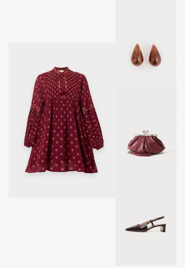 Robe rouge à manches longues avec petit imprimé floral, taille froncée, manches plissées, et lien à pompons au col montant.; Chaussure slingback en cuir marron foncé à texture crocodile, bout pointu, talon bas bloc et bride ajustable avec boucle dorée.; Petite pochette en cuir bordeaux avec fermoir en métal argenté et bracelet pour poignet sur fond blanc.; Une paire de boucles d'oreilles en forme de goutte d'eau, brillantes et marron, avec de subtils motifs plus foncés, sur un fond blanc.