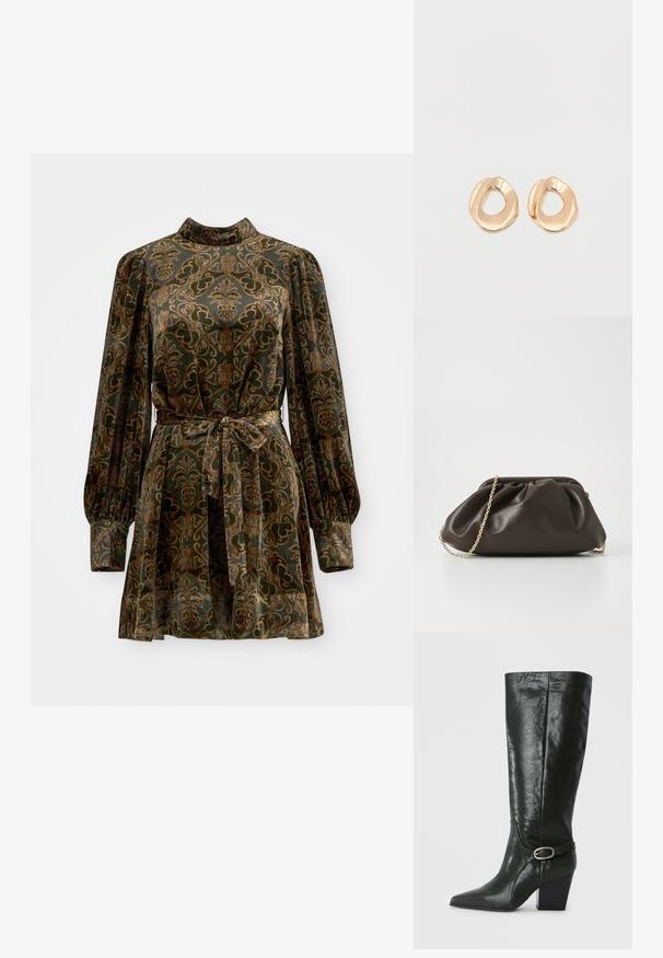 Samtkleid mit langen Puffärmeln, hohem Kragen und einem taillierten Gürtel. Es weist einen grünen Grundton mit kunstvollen goldenen und braunen Blumenmustern auf.; Grüner Lederstiefel bis zum Knie mit spitzer Zehe, Blockabsatz und dekorativem Riemen mit silberner Schnalle. Glatte Textur mit Glanz.; Braune Lederhandtasche mit gerafftem Design, goldenen Kettenriemen und weicher, strukturierter Oberfläche. Kompakte Form, die sich für den abendlichen Gebrauch eignet.; Paar unregelmäßig geformter, polierter Creolen aus goldfarbenem Metall mit offenem Zentrum auf weißem Hintergrund.