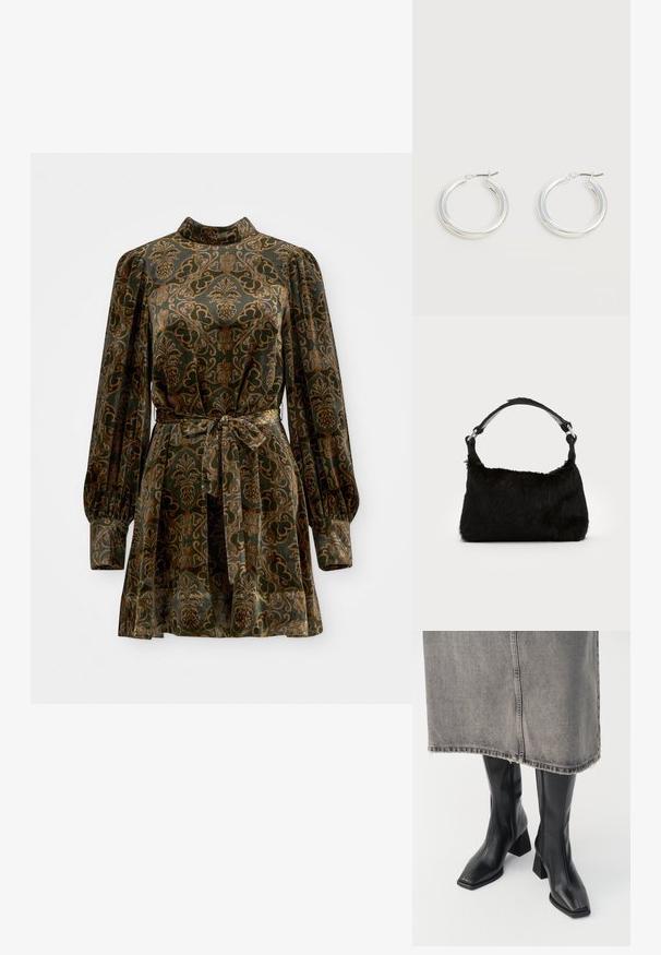 Samtkleid mit langen Puffärmeln, hohem Kragen und einem taillierten Gürtel. Es weist einen grünen Grundton mit kunstvollen goldenen und braunen Blumenmustern auf.; Schwarze knielange Stiefel aus glattem Leder mit quadrater Zehenpartie und Blockabsatz. Getragen mit einem grauen Jeansrock mit ausgefranstem Saum.; Schwarze Kunstfell-Handtasche mit weicher Textur, runder Form und einem stabilen schwarzen Leder-Schulterriemen. Sichtbare silberne Hardware-Akzente.; Paar mittelgroße glänzende silberne Hoop-Ohrringe mit dünnen Metallverschlüssen auf hellem neutralem Hintergrund.